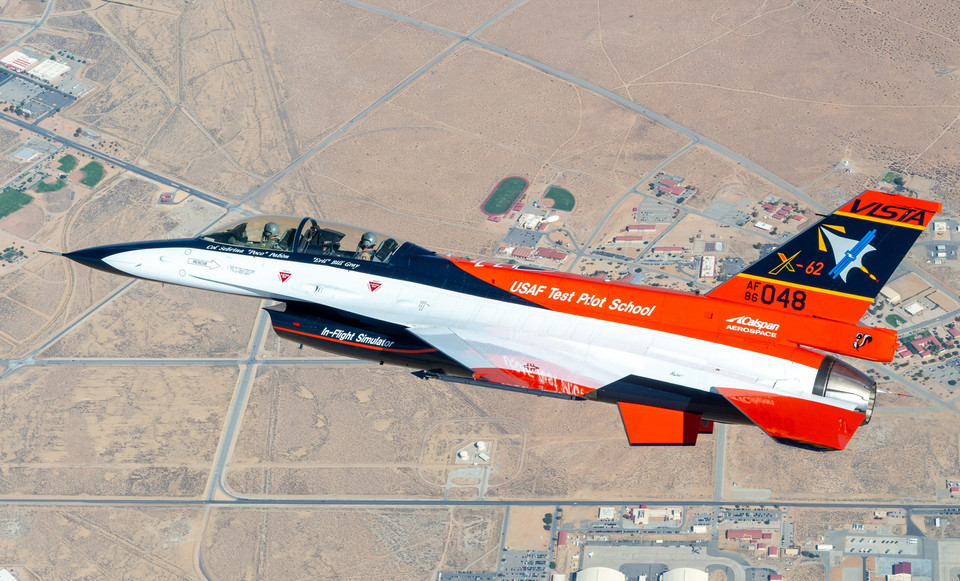 AI 에이전트가 제어하는 F-16 전투기(VISTA)가 캘리포니아 주 에드워즈 공군기지 상공을 비행하고 있는 모습으로 이 항공기는 NF-16D에서 X-62A로 재지정되었다.(사진:록히드마틴)