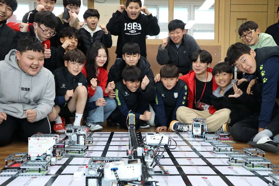 경북 영천 금호중학교 학생들이 LG CNS 'AI지니어스' 수업에서 AI물류로봇을 만들고 있는 모습