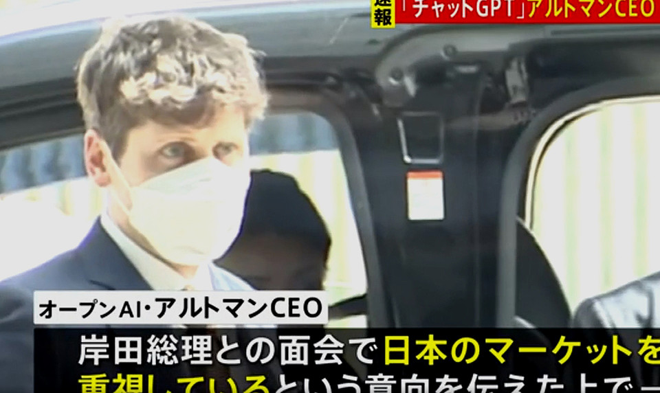 10일 오전 알트만 CEO가 차량에서 내려 총리관저로 들어가는 모습(사진:일본TBC 11시 속보 방송 화면 갈무리)