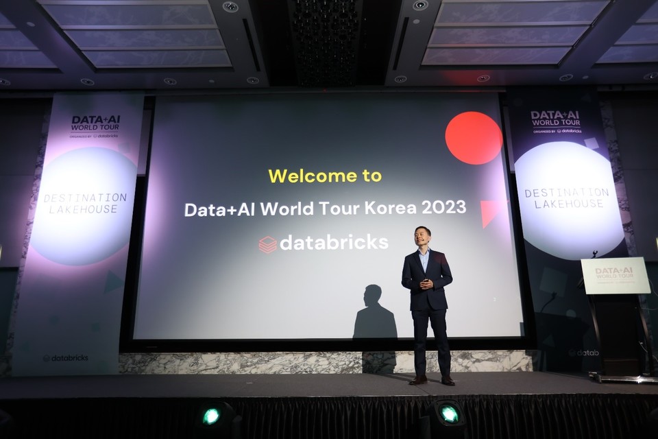 장정욱 데이터브릭스 코리아 대표가 기조연설을 진행하고 있다.
