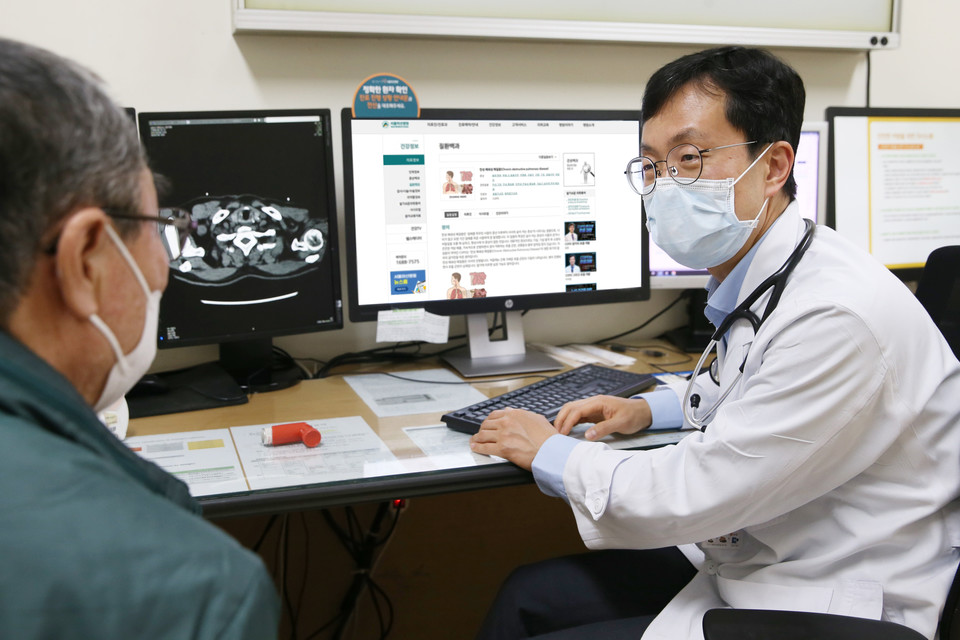 서울아산병원 호흡기내과 이세원 교수가 만성폐쇄성폐질환(COPD) 환자를 진료하고 있는 모습