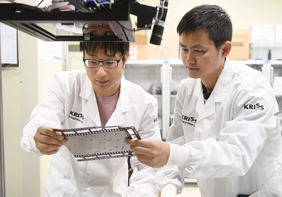 연구진이 표면 결함이 있는 연료전지 금속분리판 샘플을 이용해 실시간 3D 형상 측정 실험을 진행하고 있다(왼쪽부터 김영식 팀장, 만 더 응우옌(Manh The Nguyen) 연구원)