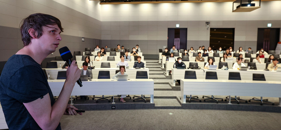 LG AI연구원의 폴 베르턴스(Paul Bertens) 연구원이 지난 22일 서울 마곡 LG사이언스파크에서 열린 LG 에이머스 멘토링 데이에서 해커톤 경험을 주제로 강연을 하고 있다