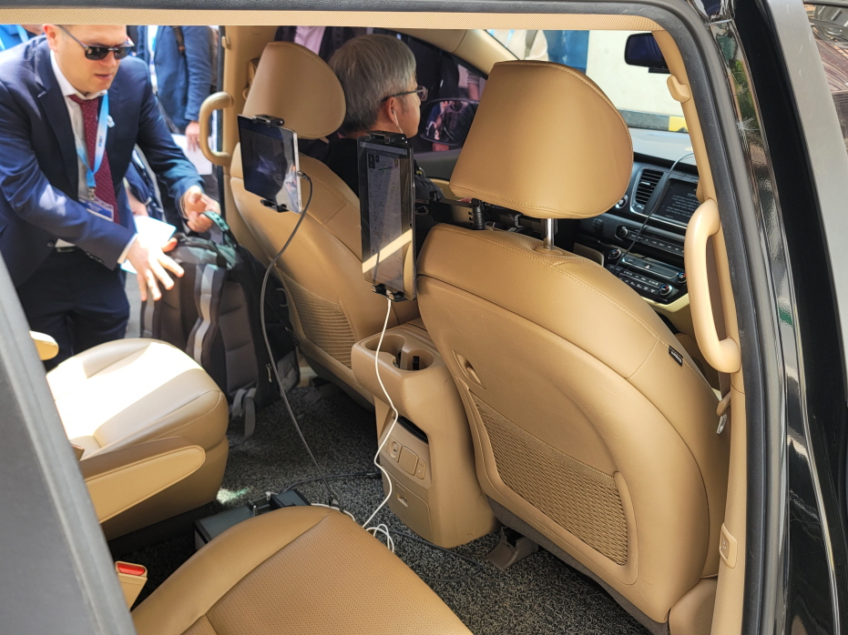 차량 내 자율주행 기술 기반 교통안전 솔루션 Soft V2X 시연을 위해 장비를 설치해 놓은 모습