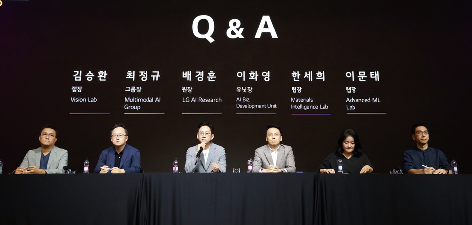 19일, 서울 마곡 LG사이언스파크 컨버전스홀에서 열린 LG AI 토크 콘서트에서 LG AI연구원의 연구 리더들이 질의응답을 진행하고 있다