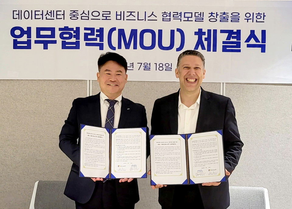(왼쪽부터) 김준하 AI사업단장, 데이브 슬로안 마이크로소프트 글로벌 마켓 디벨롭먼트 부문 최고기술경영자.