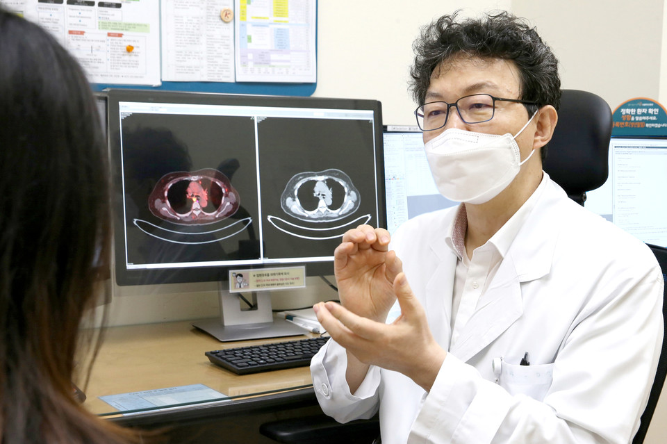 김성배 서울아산병원 유방암센터소장이 유방암이 재발한 환자를 진료하고 있는 모습