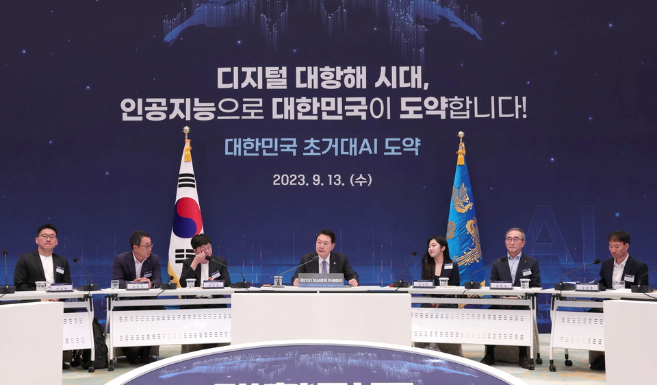 '대한민국 초거대 AI 도약' 회의에 참여한 김성훈 대표 (오른쪽에서 첫번째)