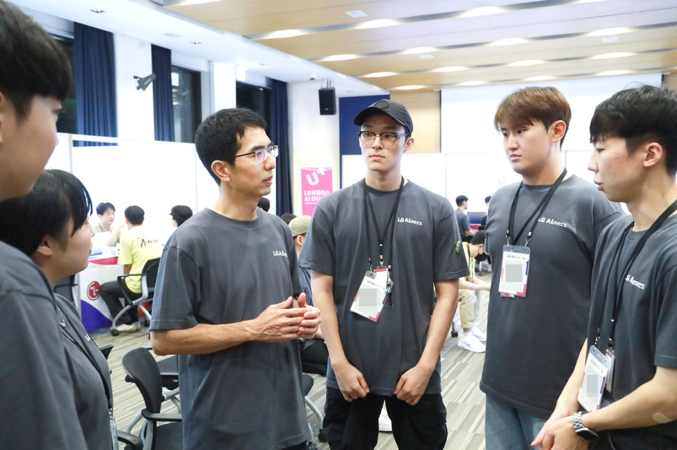 이홍락 LG AI연구원 CSAI(최고 AI 과학자)가 LG 에이머스(Aimers) 해커톤에 참가한 청년들과 대화를 나누고 있다