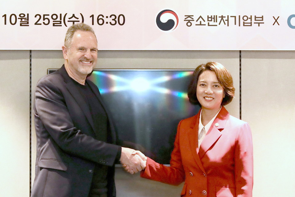 이영 장관과 르네 하스 대표(왼쪽)는 모빌리티 분야뿐만 아니라, Arm이 기술적 리더십을 갖고 있는 AI와 데이터센터의 향후 전망에 관해 의견을 교환했고, 한국 기업들과 협력의 중요성에 공감했다.