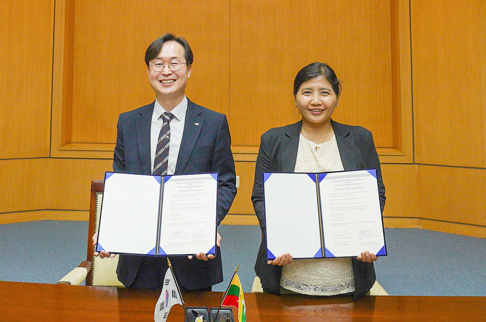 (왼쪽부터) 김재관 GIST 대외협력처장, 킨 마르 소 미얀마 양곤컴퓨터대학 국제교류처장