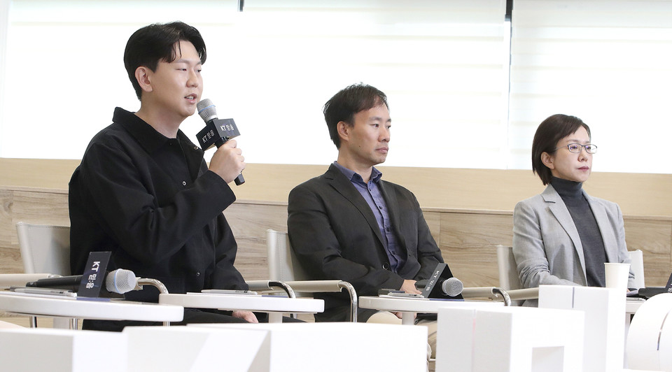 (왼쪽부터) 매스프레소' 이용재 대표, '업스테이지' 김성훈 대표, KT SW개발본부 조성은 본부장.