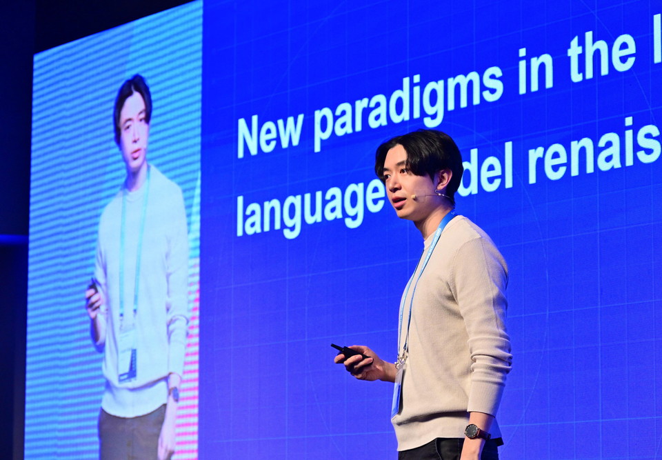 이날 '대규모 언어 모델 르네상스의 새로운 패러다임'을 주제로 강연 중인 오픈AI 제이슨 웨이(Jason Wei) 연구원