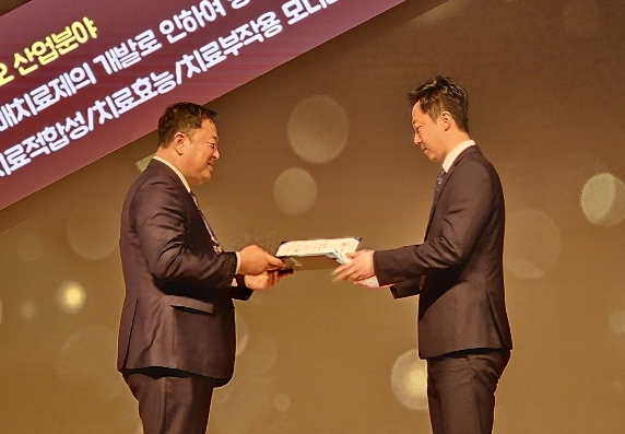김동현 뉴로핏 CTO 수상 모습(오른쪽)