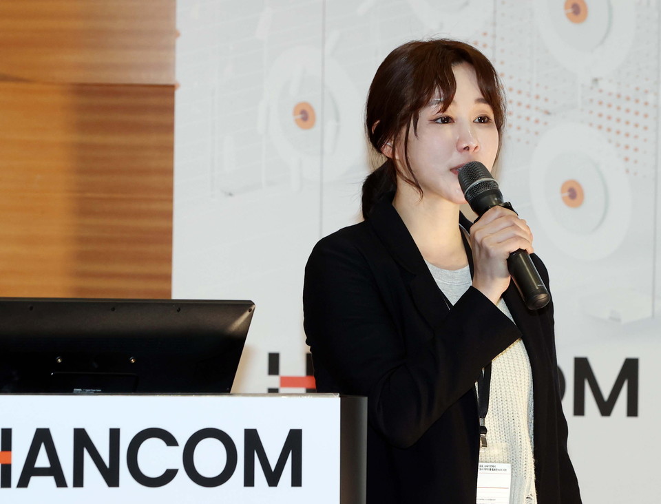 김연수 한글과컴퓨터 대표가 발표를 하고 있는 모습