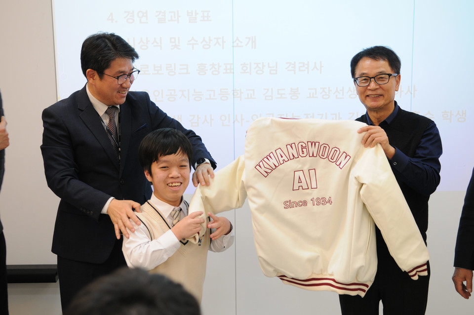 (왼쪽부터) 이한주 광운인공지능고등학교 교감, 1학년 인공지능전기과 김흥수, ㈜로보링크 홍창표 회장.
