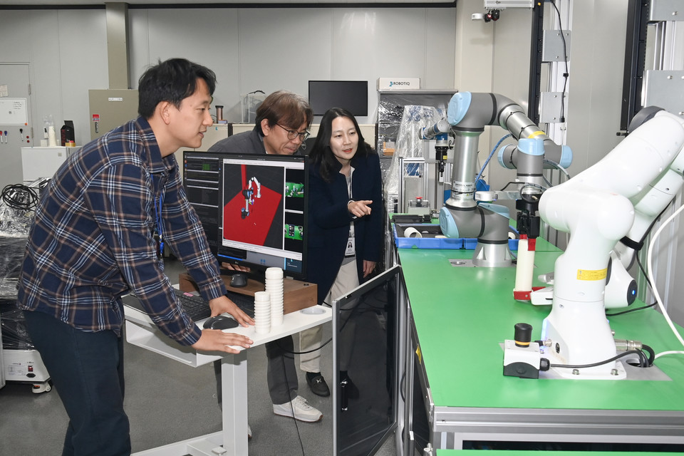 연구진이 로봇 자율 제품조립 인공지능 기술을 시연하는 모습