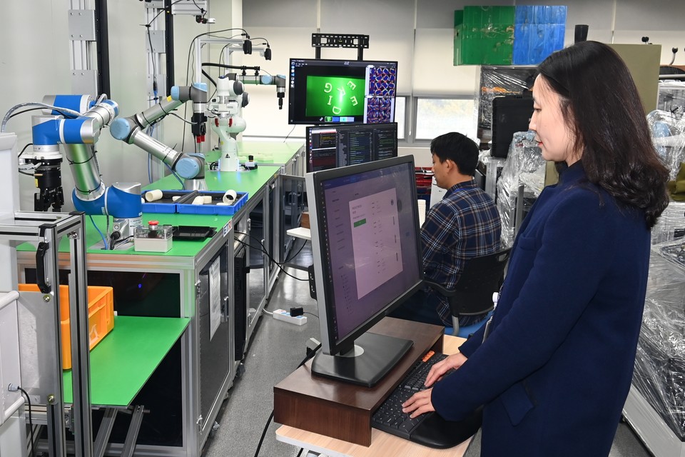 연구진이 로봇 자율 제품조립 인공지능 기술을 시연하는 모습