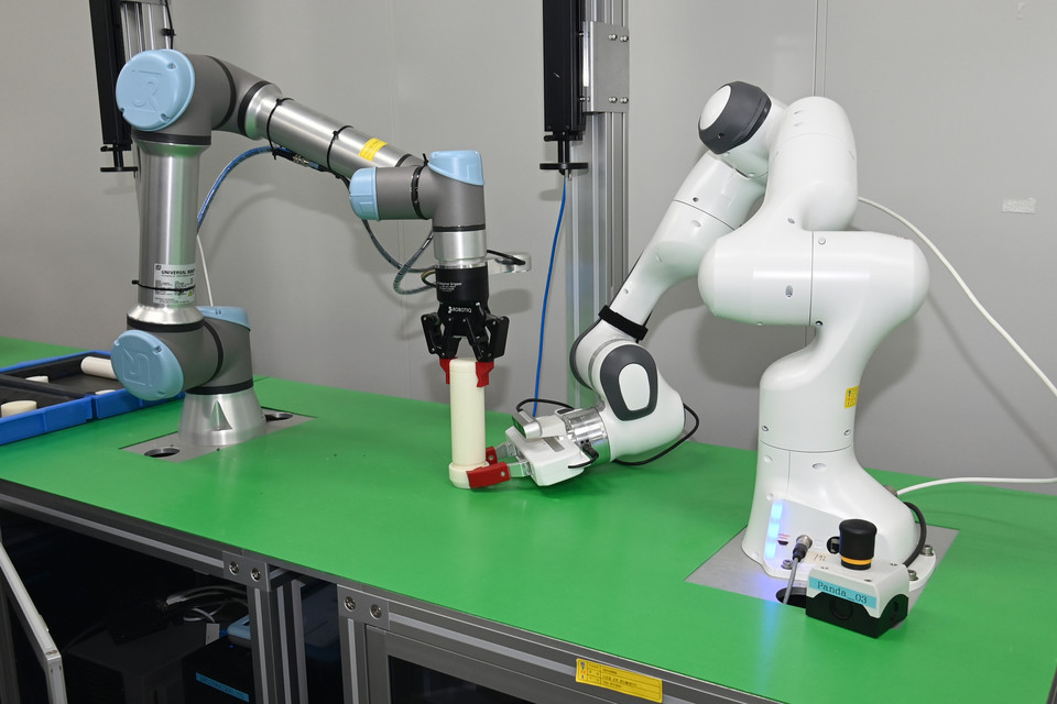 연구진이 인공지능과 디지털트윈 기술을 활용해 개발한 다관절 로봇(로봇 팔)이 스스로 제품조립을 수행하는 기술