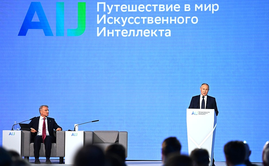 왼쪽부터 러시아 국영 은행 스베르방크 CEO 게르만 그레프, 푸틴 대통령(사진:러시아 대통령 공보실)