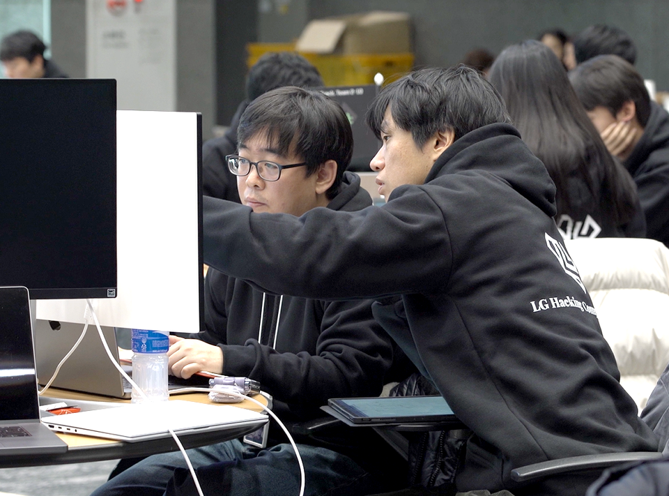  사진은 해킹대회에 팀으로 참여한 참가자들이 과제를 수행하고 있는 모습.