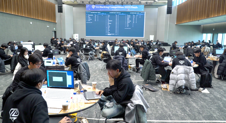 사진은 'LG 해킹대회 2023' 본선 전경으로. 대회 규모는 지난해 대비 2배 확대되었으며, LG전자 외에도 LG마그나와 CNS, 유플러스 직원들도 참여했다.