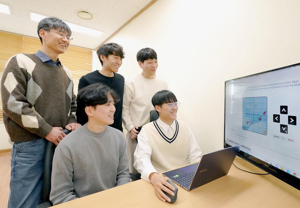 김경중 교수 (윗줄 왼쪽)와 연구팀
