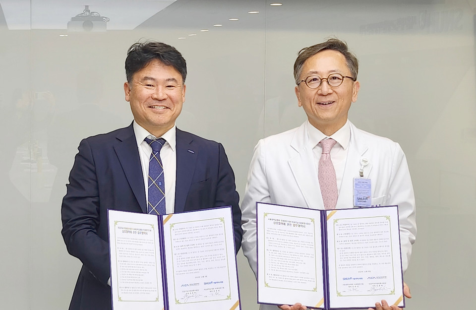 (왼쪽부터) 김준하 인공지능산업융합사업단장, 김용진 서울대병원 의생명연구원장