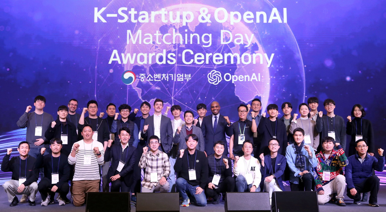 임정욱 중소벤처기업부 창업벤처혁신실장(두 번째 줄 가운데)이 15일 서울 서대문구 스위스 그랜드호텔에서 열린 'K-Startup and OpenAI Matching Day'에서 참석자들과 기념 촬영을 하고 있다.