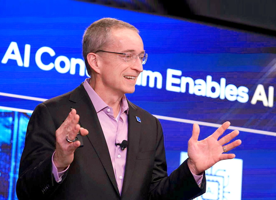 현지시간 14일, 팻 겔싱어(Pat Gelsinger) 인텔 CEO가 'AI Everywhere' 행사에서 프리젠테이션을 진행하고 있는 모습(사진:인텔)