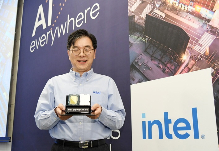 인텔코리아 나승주 상무가  ‘5세대 인텔 제온 스케일러블 프로세서’를 선보이고 있다