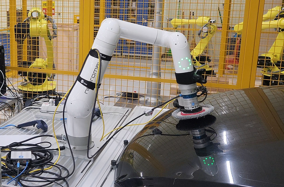 연구팀의 로봇이 샌딩 작업 중 궤적을 생성하는 모습(사진:ETRI)
