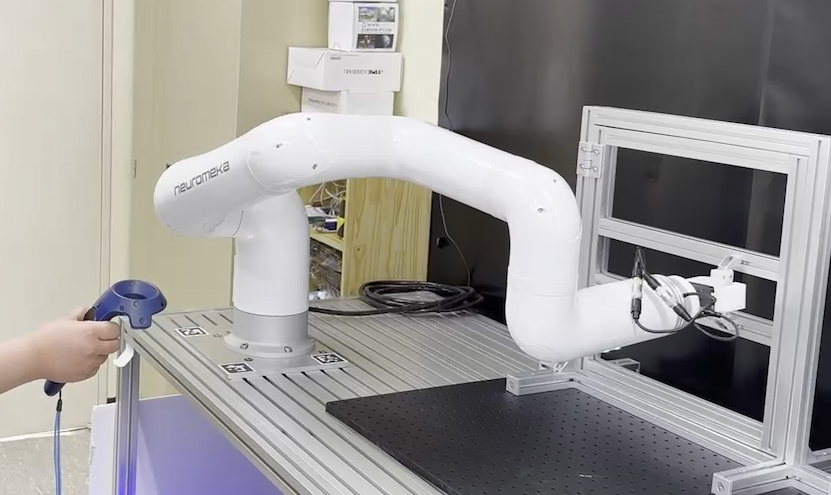 ETRI 연구진이 로봇 문 열기, 닫기에 대한 사용성 평가를 진행하는 모습