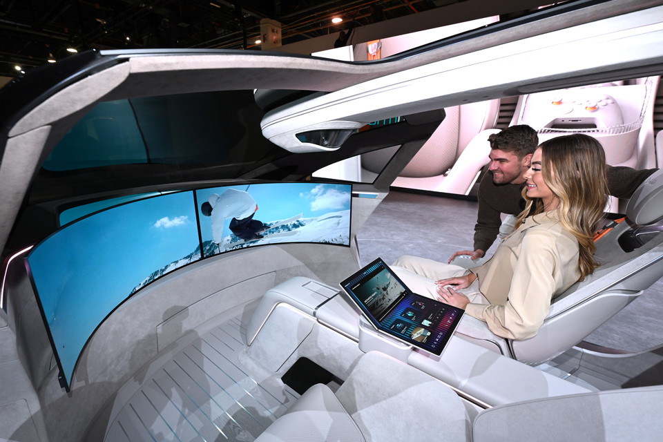 사진은  LG전자의 미래 모빌리티 콘셉트 '알파블'로 탑승객이 영화를 관람하기 위해 모드를 변경하자, 전면에 배치된 커브드 OLED 스크린이 좌우로 넓게 변형되어 맞춤형 고객 경험을 제공한다.