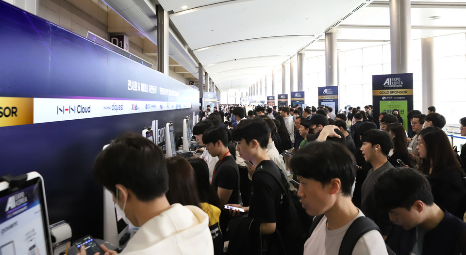 지난해 AI EXPO KOREA 2023에서 'NHN 얼굴인식 시스템'을 이용하고 있는 참관객(사진:본지DB)