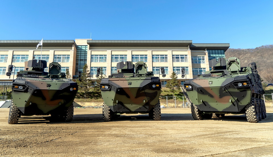 현대로템 관계자들이 육군 25사단 장병들에게 차륜형지휘소용차량 교육을 진행하는 모습.