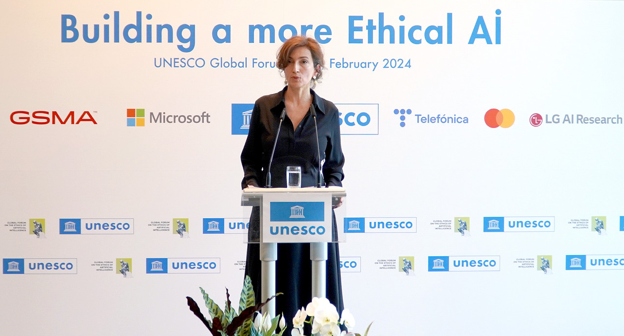 5일(현지시간) 슬로베니아에서 열린 포럼에서 오드레 아줄레(Audrey Azoulay) 유네스코 사무총장이 유네스코와 민간 부문의 약속 담은 AI 윤리 공동 성명서를 발표하고 있다(사진:LG).