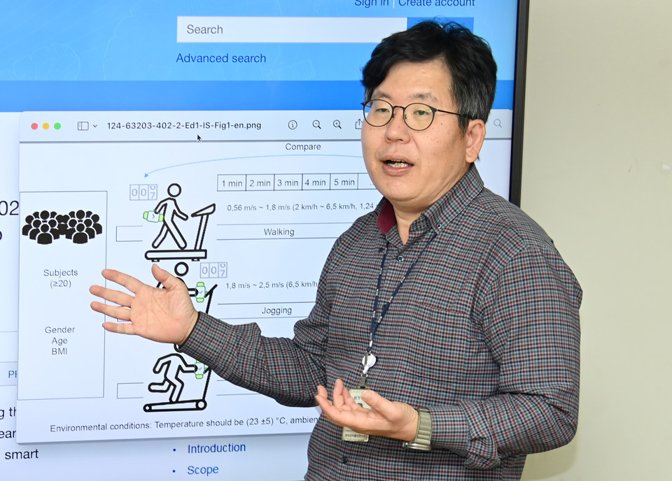 O pesquisador sênior do ETRI, Jeon Jung Hong, explica o método para testar a precisão da medição da contagem de passos para o padrão internacional recém-estabelecido (Foto: ETRI)