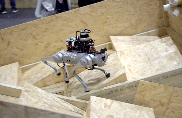 사진은  2023 국제 로봇 및 자동화 학술대회(IEEE International Conference on Robotics and Automation, ICRA 2023)에서 주최한 사족로봇 자율보행 경진대회(Quadruped Robot Challenge, QRC)에서 경기중인 KAIST의 자율보행 사족로봇(사진:본지DB)