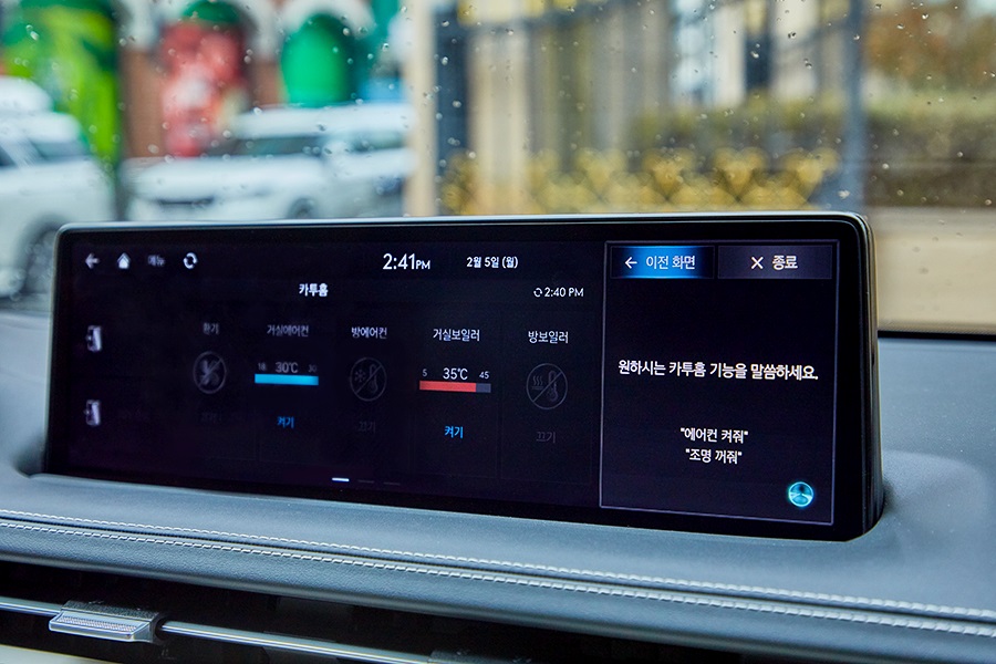 카투홈(Car-To-Home) 기능으로 차량에서 세대의 IoT를 제어하는 모습