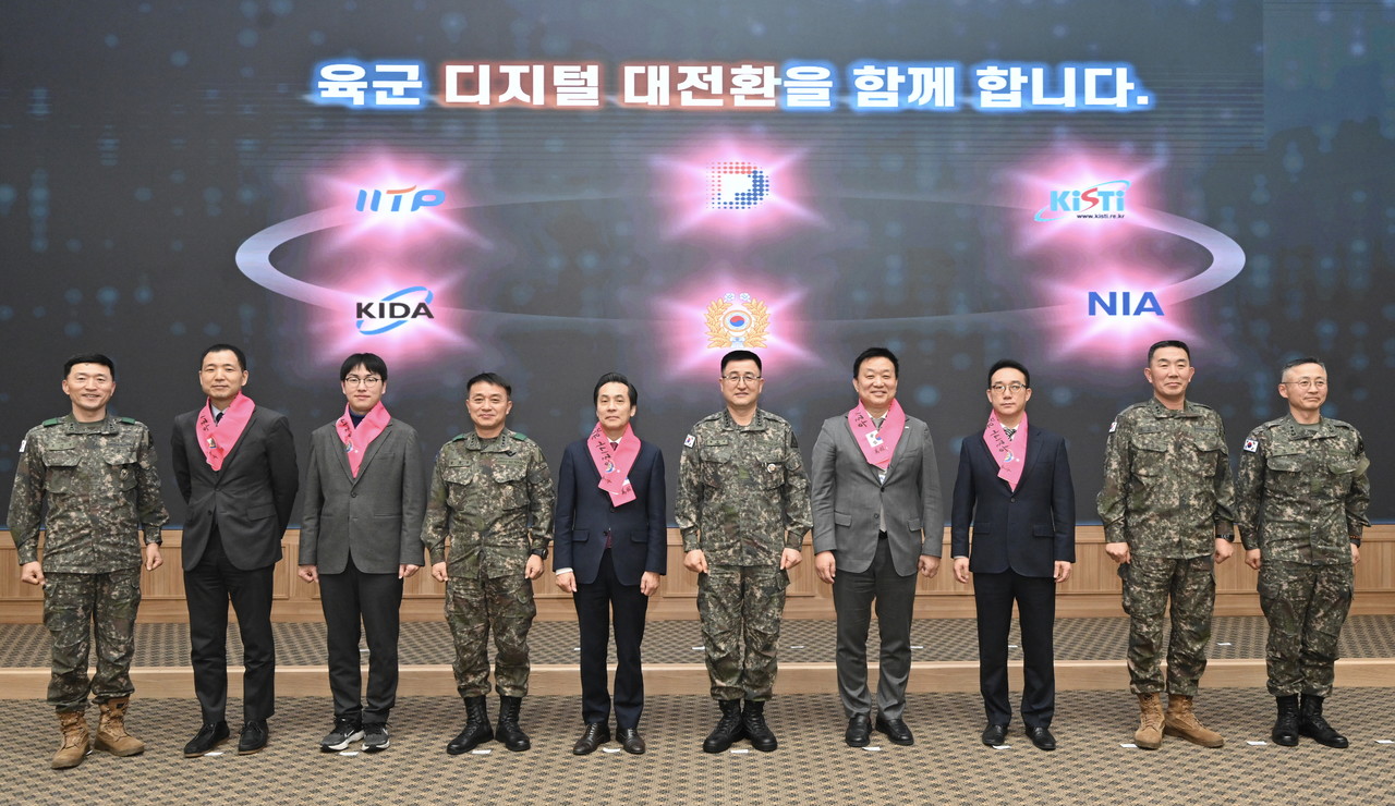 박안수(왼쪽 여섯번째) 육군참모총장이 ‘육군 디지털 대전환 선포식’을 마치고 주요 참석자들과 함께 기념촬영 모습(사진:육군)