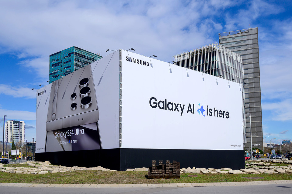 삼성전자가 현지시간 24일 MWC 2024 행사장 입구에서 '갤럭시 S24 시리즈'와 '갤럭시 AI'의 옥외 광고를 선보였다.(사진:삼성전자)