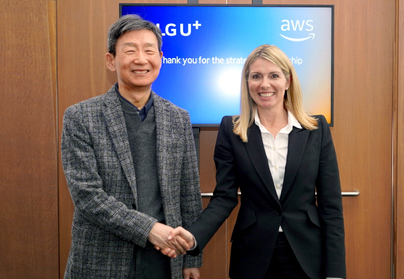 황현식 LG유플러스 대표와 캐서린 렌츠(Kathrin Renz) AWS 산업부문 부사장(사진:LG유플러스)