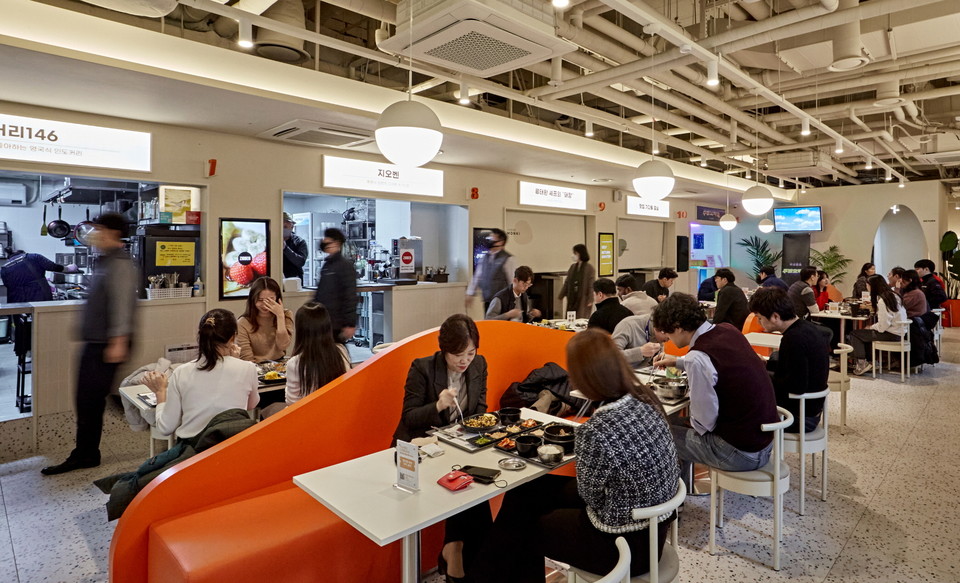 캡션1&gt; 회사원들이 먼키 문정역점에서 점심식사를 하고 있다.(사진:먼키)