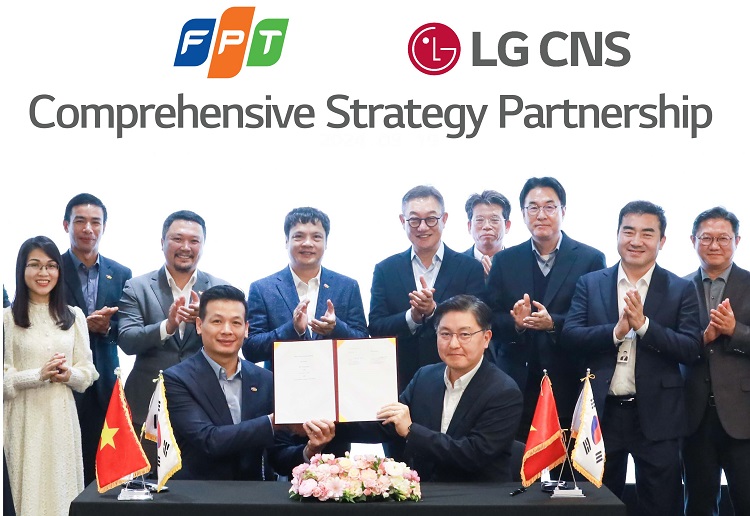 LG CNS 현신균 대표(오른쪽 다섯번째)와 FPT그룹 응우옌 반 코아(왼쪽 네번째) CEO 등 관계자가 지켜보는 가운데 통신/유통/서비스사업부장 박상균 전무와 FPT그룹 부 아잉 뚜 CTO가 MOU를 체결하고 있다.