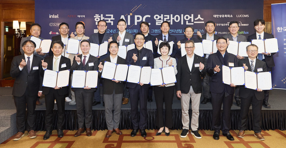 한국 AI PC 얼라이언스(K-APA) 출범식 참여기업들이 단체사진을 촬영하고 있다