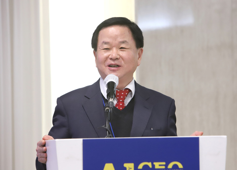 권영우 협회 연수원장이  'AI CEO ACADEMY 최고위과정'을 설명하고 있다.