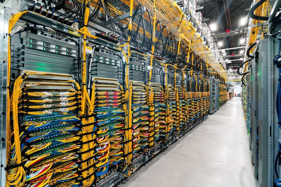 Jupiter 데이터 센터 네트워크를 통해 여러 개의 Ironwood 슈퍼포드를 수십만 개의 TPU 클러스터로 연결할 수 있다.(사진:본지DB)