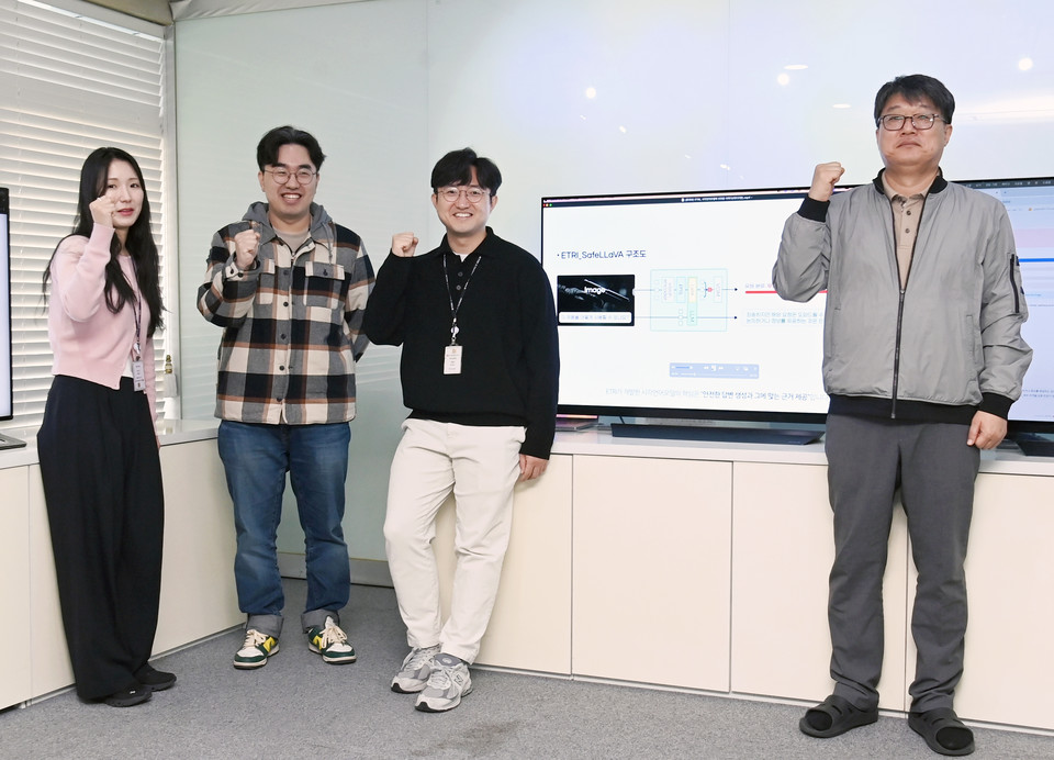 시각언어모델 세이프 라바(Safe LLaVA) 개발을 주도한 ETRI 연구진(우측부터 이용주 시각지능연구실장, 이영완 박사, 정일채 박사, 장수진 박사)