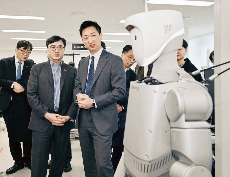 임기근 기획예산처 장관 직무대행 차관이 6일, 서울 성동구 (주)로브로스를 방문, 휴머노이드 로봇 제조현장을 시찰하며 노승준 대표의 설명을 듣고 있다.(사진:예산처)